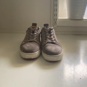 Grå Louboutin  - Snygga loubotins i grå färg bra skick och pris går och diskutera 