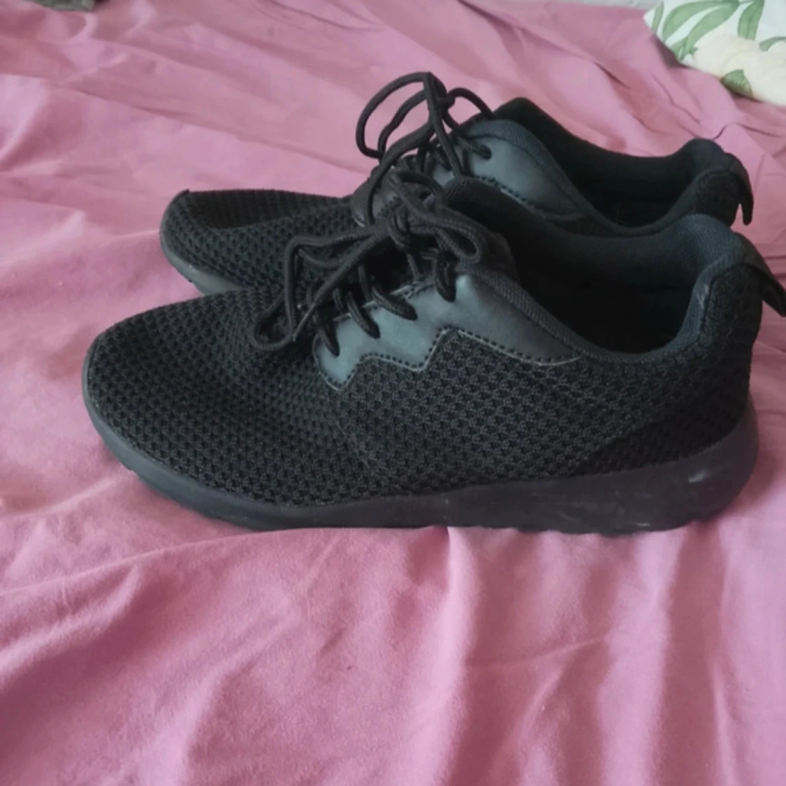 Svarta mesh-sneakers med snörning