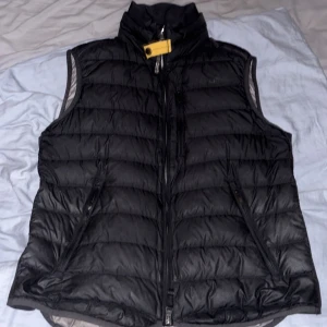 Svart dunväst från Parajumpers - Säljer en svart dunväst från Parajumpers. Den är några år gammal använd ett par gånger. Nypris är runt 4000. Västen har många praktiska fickor, den är i bra skick. Bara hör av dig om du har några frågor. Pris går att diskuteras