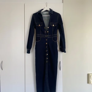 Jeansklänning - Superfin jeansklänning från Zara som använts sparsamt, säljes pga flyttrensning! Passar både XS och S