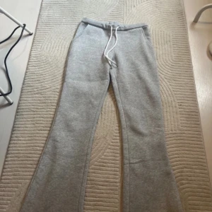 Nitted Mjukisbyxor - Säljer ett par mjukisbyxor från Nitted i storlek XS med bootcut-ben och dragsko i midjan. Byxorna har endast testats några gånger och är därav relativt nya 💗💗Originalpriset: 479kr 💗