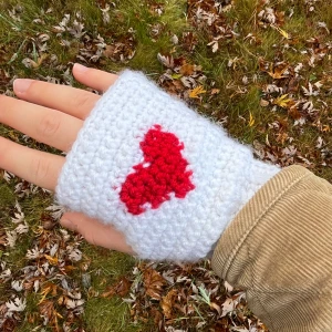 Torgvantar / Handvärmare - Virkade handvärmare med hjärta ❤️ Kan göra dessa i alla olika färger eller annan modell. Kontakta innan köp :)