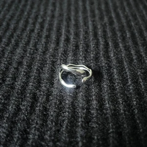 Forme Organique – Asymmetrical Flow Ring - Justerbar ring i rostfritt stål, rost- och nickelfri. Unik organisk form som sveper mjukt runt fingret.