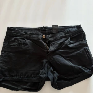 Svarta jeansshorts från H&M - Svarta jeans shorts from H&M super fina på