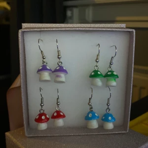 Svamphängande örhängen i olika färger - Fyra par örhängen formade som små svampar, aldrig använda. 15kr för ett par örhängen. Skriv vid frågor❤️
