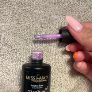 Miss Fancy Rubberbase Violet Martini  - Rubberbase i nyansen Violet Martini från Miss Fancy. Endast swatchad på en plastnagel. 