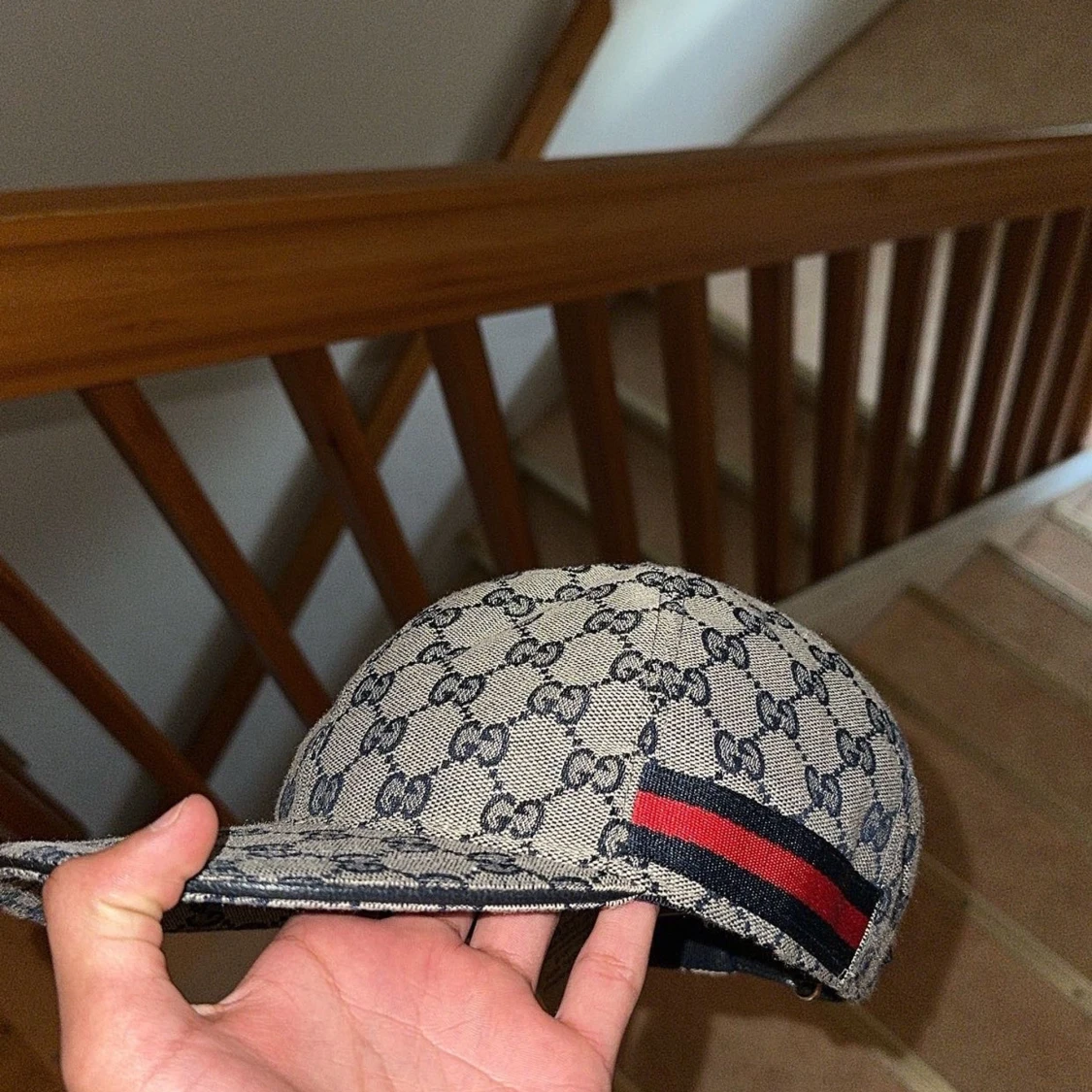 Gucci keps med GG-mönster och röd/blå detalj - 2