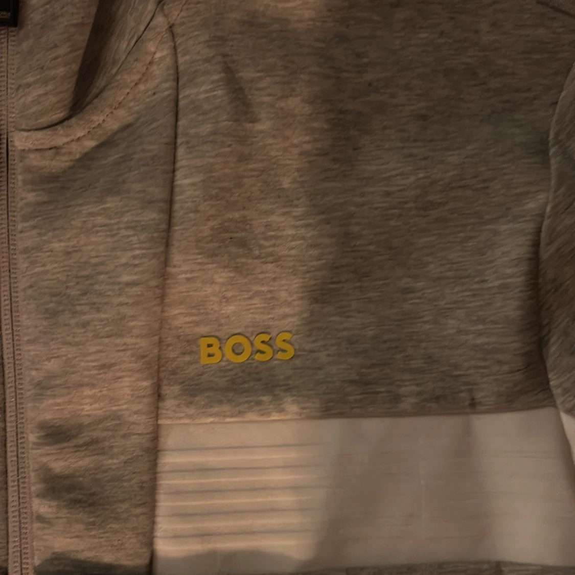 Grå tröja från BOSS med vita detaljer - 1
