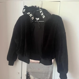DKNY fluffig jacka 💞 - En fluffig jacka från DKNY i strl S men den är liten i storleken,skriv bara om det är något mer 💓