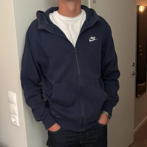 Nike tröja - En nike tröja i marinblå i storlek S! Använd en del men inga skavanker