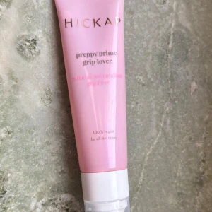 Hickap Preppy Prime Grip Lover Primer - Sparsamt testad vid två tillfällen men den kommer inte till användning som tänkt därav säljer jag den vidare då väldigt mycket av produkten kvarstår. Inköpt för 2v sedan.  Nypris 159kr Säljer för 80kr.  ”Den fästande texturen skapar en osynlig bas som förhindrar att sminket rullar eller sätter sig i veck. Berikad med niacinamid och hyaluronsyra, ger den en jämn och återfuktad hud som gör att sminket både ser bättre ut och håller längre. Passar alla hudtyper och hudtoner. Volym: 30 ml”