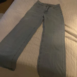Ljusblåa wide jeans - Säljer ett par ljusblåa jeans med breda ben. Jeansen har en avslappnad passform och är perfekta för dig som gillar en trendig och bekväm stil. Materialet är mjukt denim och midjan är hög.