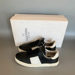 Valentino Flycrew - Tja, säljer nu dessa sjukt feta Flycrews i otroligt bra skick och priset kan diskuteras. Dom är självklart äkta, först till kvarn!! Alla taggar finns kvar. Endast använda ett fåtal gånger✅