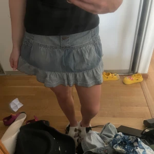 Jeanskjol med volang och broderi - Säljer en blå jeanskjol med volangkant! Storlek 164 men passar mig som använder xs/s