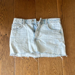 Ljusblå jeanskjol från Zara  - Ljusblå jeanskjol från Zara i storlek Xs, anledning till att jag säljer är pga att den är för liten!!😊🫶🏻