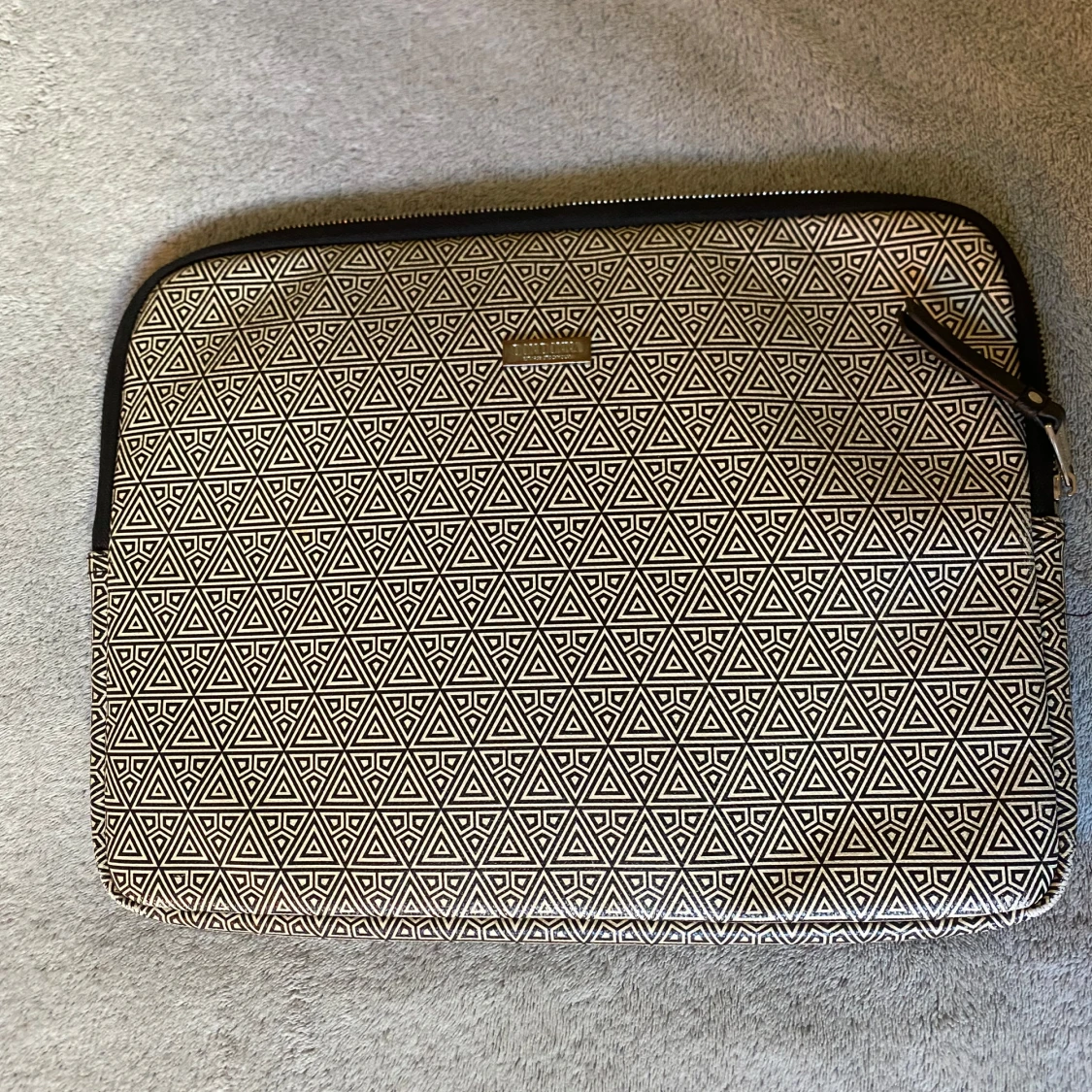 Svartvit datorväska med grafiskt mönster