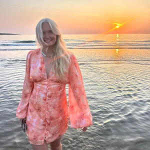 ADOORE KLÄNNING - Säljer min fina adoore klänning som är slutsåld! Användts 2 gånger så är som ny. Det är strl 42 (jag är vanligtvis 38-40) så lite liten i strl. Säljer för 1250 kr💕💕