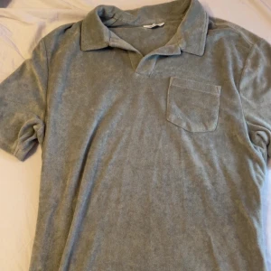 Grå frotté pikétröja från East West - Säljer en grå pikétröja från East West i mjuk frotté köpt på brothers