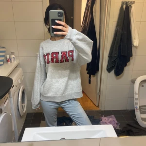 Grå sweatshirt med röd PARIS-tryck - Andvänt 2 grg