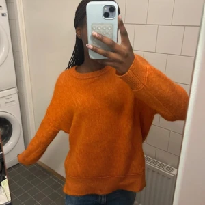 Orange stickad tröja By Malene Birger - Superfin orange stickad tröja från By Malene Birger. Tröjan har en loose passform, snygg detalj med liten slits i sidorna. Köpt för 2000kr säljes för 700kr men kan sänka vid snabbköp🌸🌸
