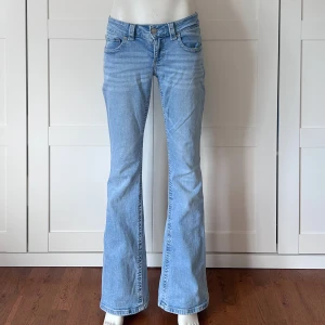 Lowwaist bootcut jeans  - 💘Midjemått: 80 💘Innerbenslängd: 82 💘Grenmått: 20  Säljer massvis med fler lågmidjade bootcut jeans och lågmidjade jeansshorts! Så kika in min profil💘