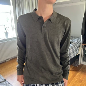 Olivgrön pikétröja från Selected Homme - Väldigt fin tröja från selected homme i Merinoull, köptes för 799 aldrig använd