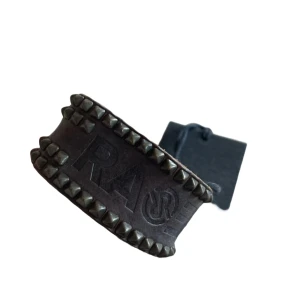 nitarmband i läder - föörr snyggt läderarmband med studs🙆‍♂️helt ny med prislapp nypris: 799kr