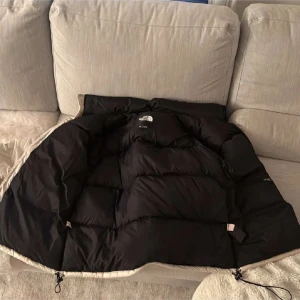 North face jacka - Tja! Säljer nu en kompis north face jacka, Den är knappt använd och skicket är som nytt 9/10 kom med bud och om ni har frågor