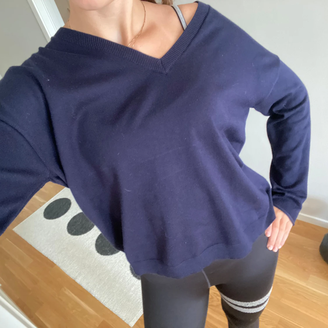 Mörkblå v-ringad tröja