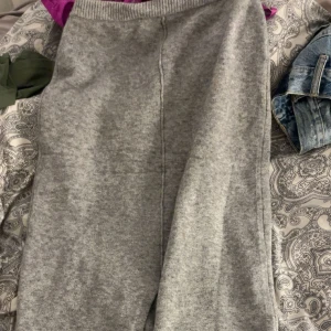 Grå stickad kjol med slits  - Aldrig andvänd