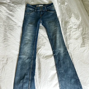 Lågmidjade bootcut jeans - Jättesnygga Lågmidjade bootcut jeans från bershka. Super bra skick och är i storlek 32. Midjemått 31cm och grenmåttet 20cm💕💕