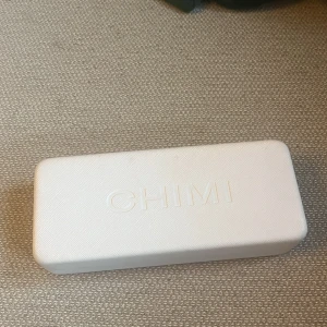 Bruna solglasögon från CHIMI - Snygga Bruna solglasögon från CHIMI Kommer med original vit CHIMI-fodral. Perfekta för att lyfta din stil i sommar 