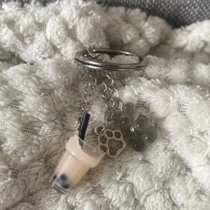 Nyckelring - En mycket fin och gullig nyckelring som aldrig är använd. Är en gummibjörn, en tass och en boba Tea berlock