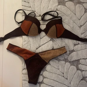 Glittrig bikini i brons och guld - Snygg bikini med glittriga detaljer från calzediona 