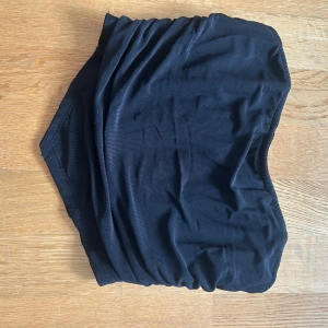 Svart korsett top - Svart korsett liknande top med dragkedja baktill. 