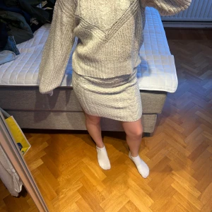 Ljus stickad set - Super mysigt matchande stickat set med kjol och tröja. Materialet är jätte skönt. Båda plaggen är i storlek XS. Vill ni köpa bara en del så funkar det också. Aldrig använd. 