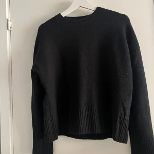 Svart stickad tröja - Säljer min svarta stickade tröja från &otherstories. Superskön och passar till allt!💗💗