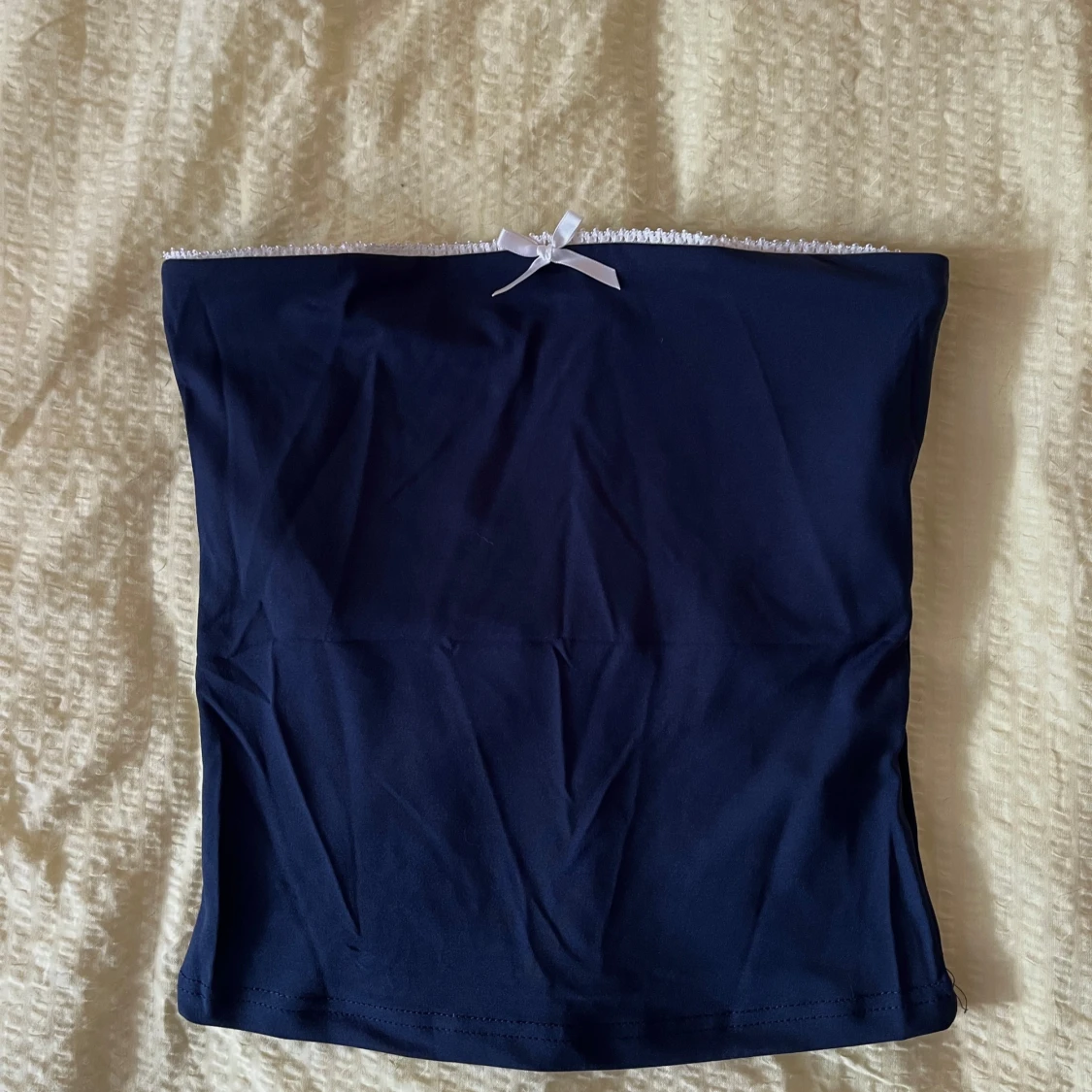 Mörkblå bandeau tubtopp med rosett XS