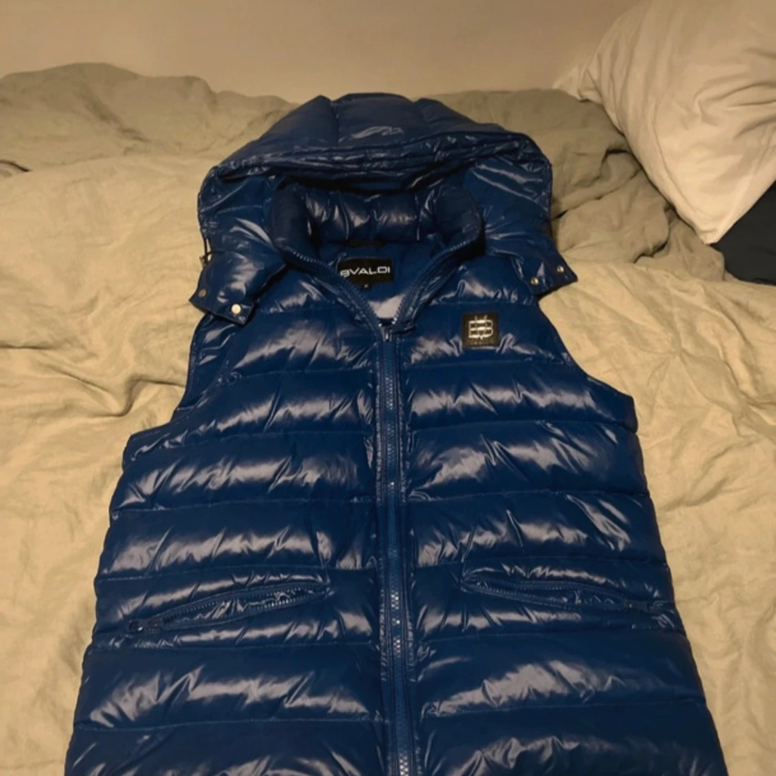 Blå dunväst från Bvaldi med huva