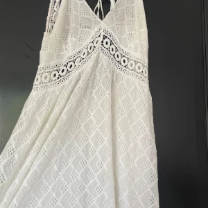 Vit sommarklänning - Köpte den här i Spanien, jätte fin och luftig strand/sommarklänning. Använd några gånger men i väldigt fint skick ändå. Lite defekter som syns på bilden.💕