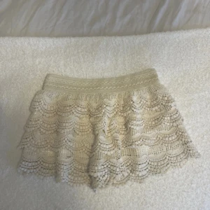 Crème vita spetsshorts från Chelsea - Superfina spetsshorts från Chelsea med volangiga lager i spets och elastisk midja.  Shortsen köptes för 2 veckor sedan och har endast använts 2ggr! Så dem är i exakt samma skick som de var när jag köpte dem! De har heller inga skavanker. Säljer för att dem är lite förstora.