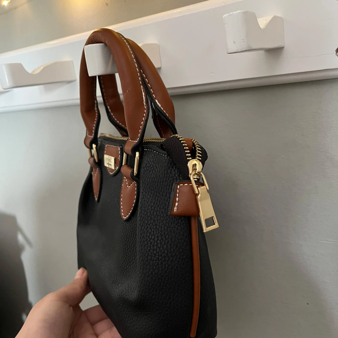 Liten svart och brun handväska - 2