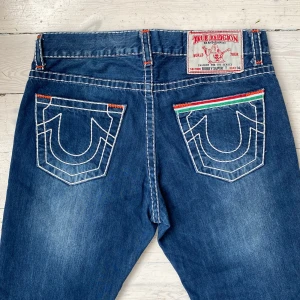 True Religion jeans  - Sjukt feta True Religion jeans i perfekt skick 🙌 skriv om du har någon fråga 👍 De är straight