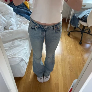Flame jeans från weekday - Jeans från weekday i modellen flame. De är i gott skick med endast lite få slitningar som syns på sista bilden. Storleken är W28 L32. 