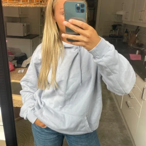 Hoodie - Hoodie i lite lilablå aktig färg