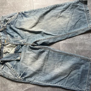 Jeansshorts - Långa jeansshorts som hur ungefär till knäna på mig, (170 med 79 i innerben) skriv om du vill ha mått för shortsen 