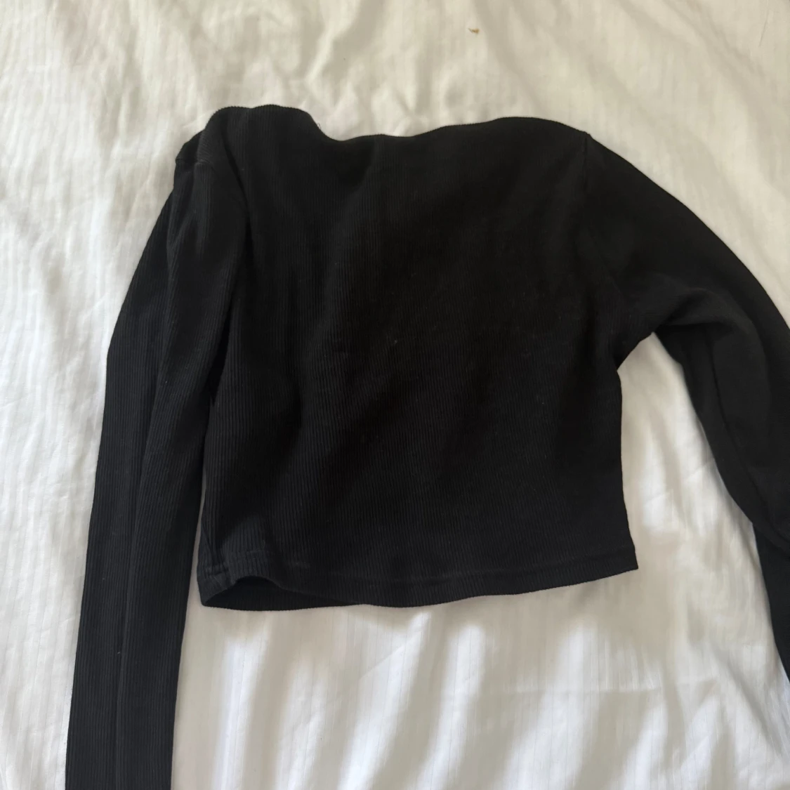 Svart croppad långärmad tröja - 1