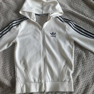 Adidas zip hoodie 🩵 - Jättefin zip hoodie från Adidas. Storlek 38🩵 Finns ett litet märke på ena armen, se bild. Men inget som stör funktionen🩵🩵