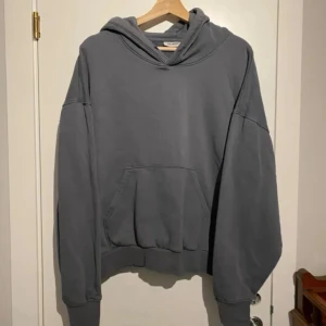Hoodie! - Säljer en oversized grå hoodie från Weekday med stor huva och känguruficka framtill. Tröjan har långa ärmar och är tillverkad i mjuk bomull, perfekt för chill dagar. Enkel och stilren design som passar till det mesta. Mycket bra skick! 