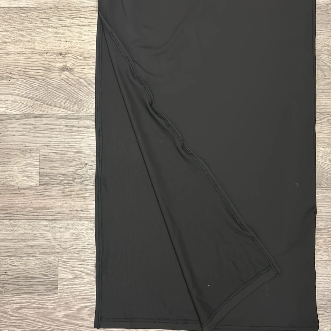 Svart långkjol med rynkdetalj - 1